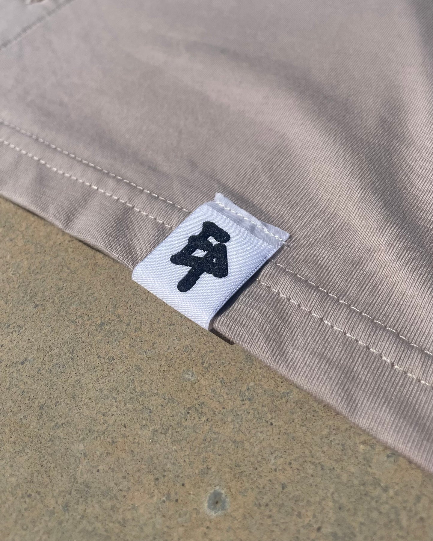 Camicia beige con ricamo