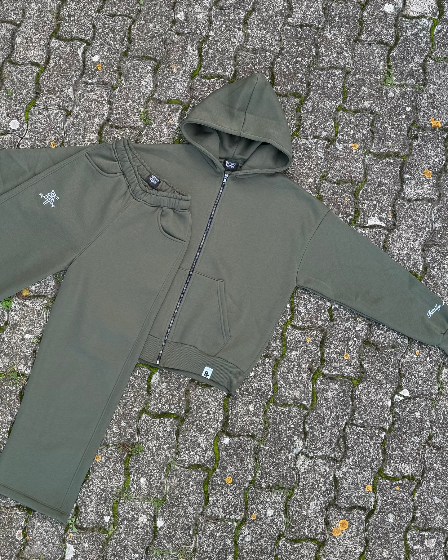 Zip-Hoodie “Family Above All” - Verde bosco