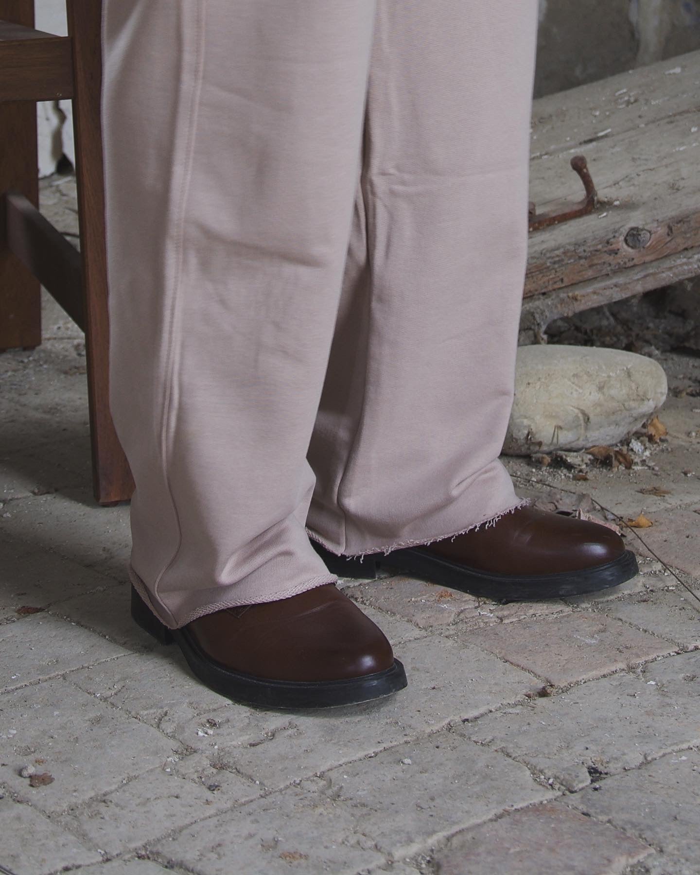 Swaetpants fondo tagliato a vivo con ricamo beige