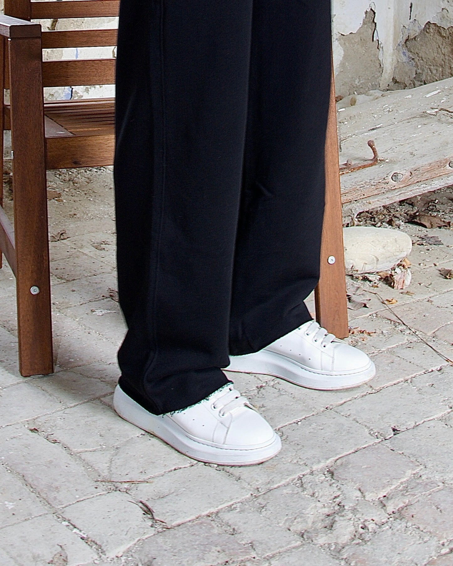 Swaetpants fondo tagliato a vivo con ricamo nero