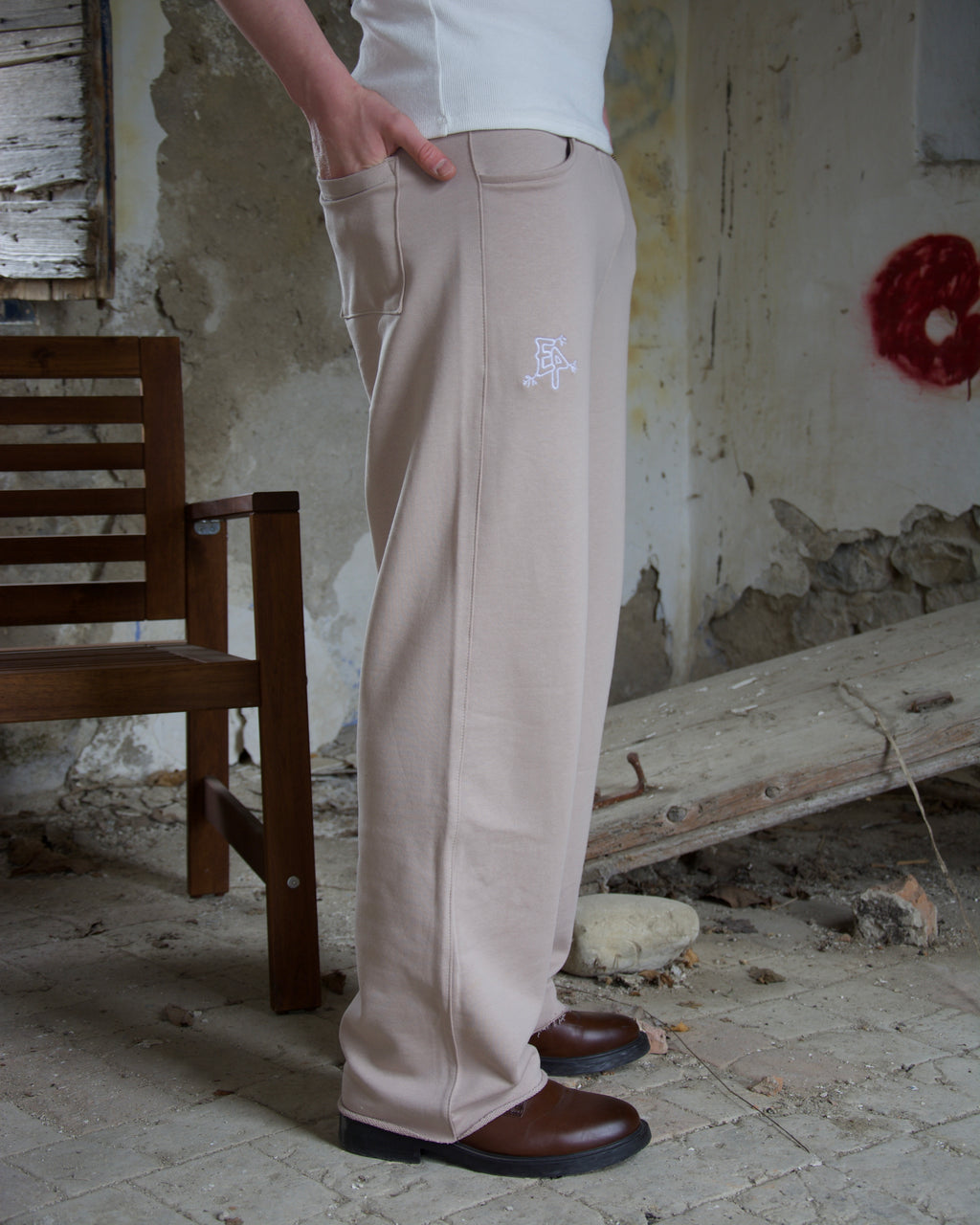 Swaetpants fondo tagliato a vivo con ricamo beige