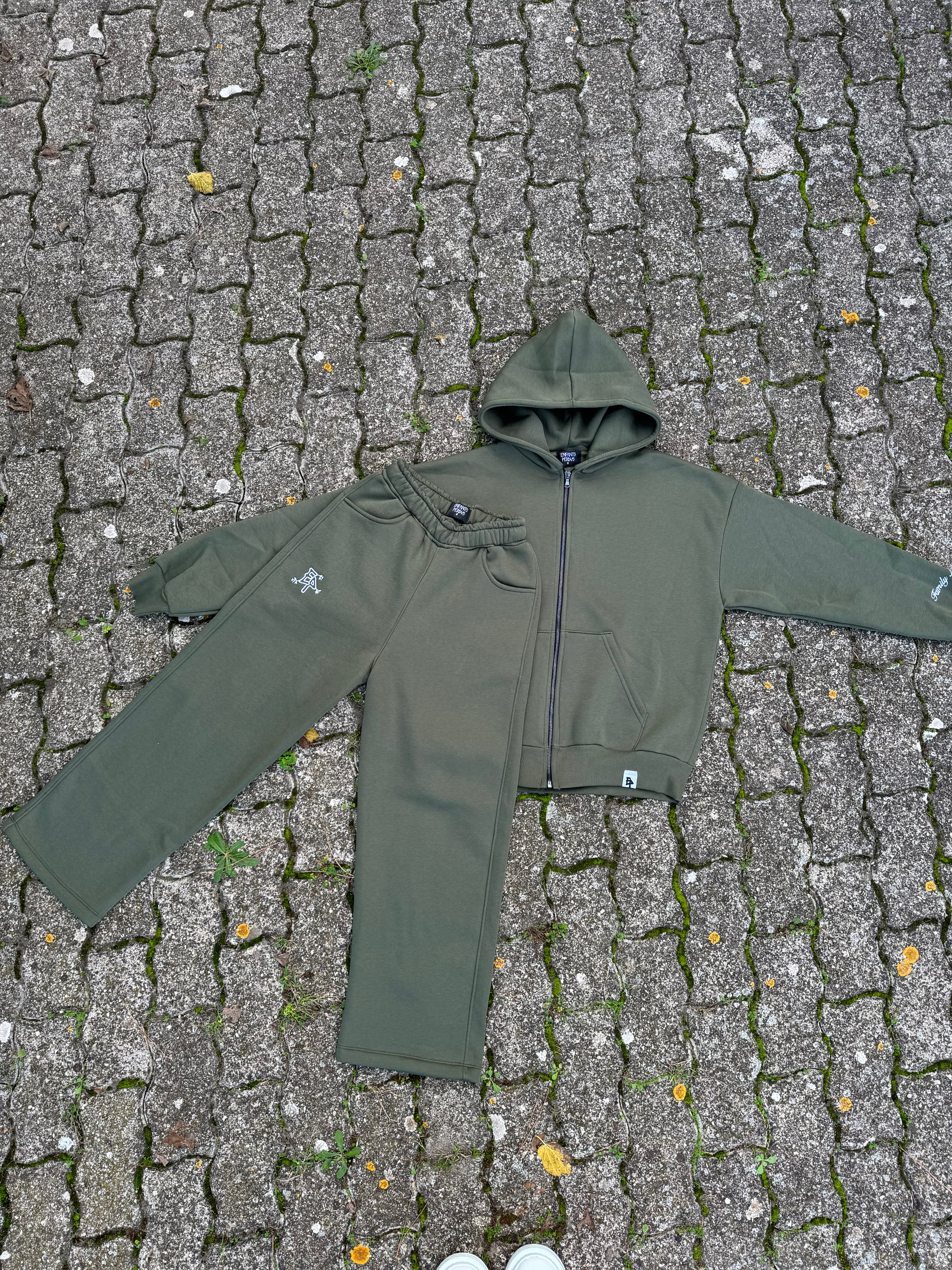Zip-Hoodie “Family Above All” - Verde bosco
