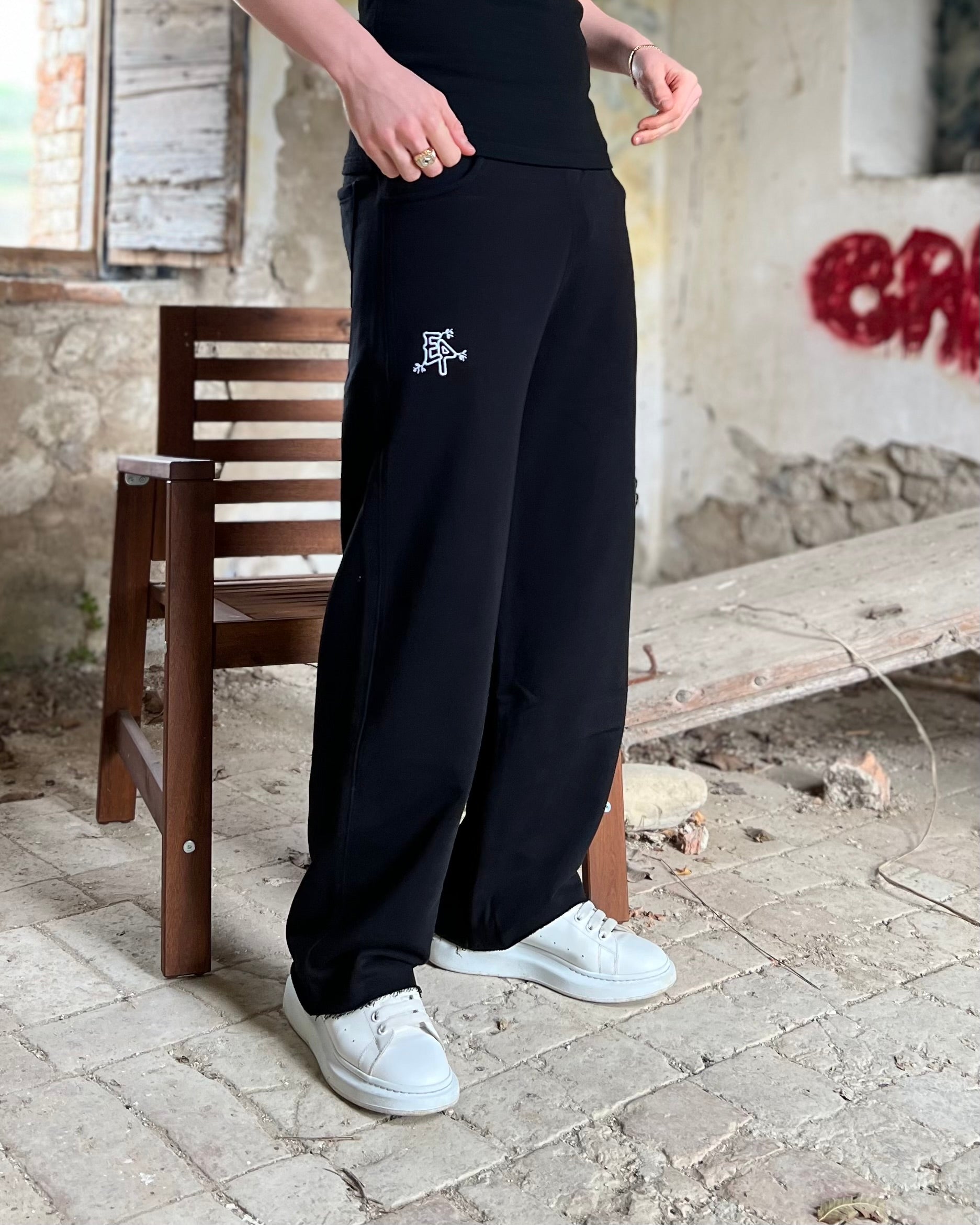 Swaetpants fondo tagliato a vivo con ricamo nero