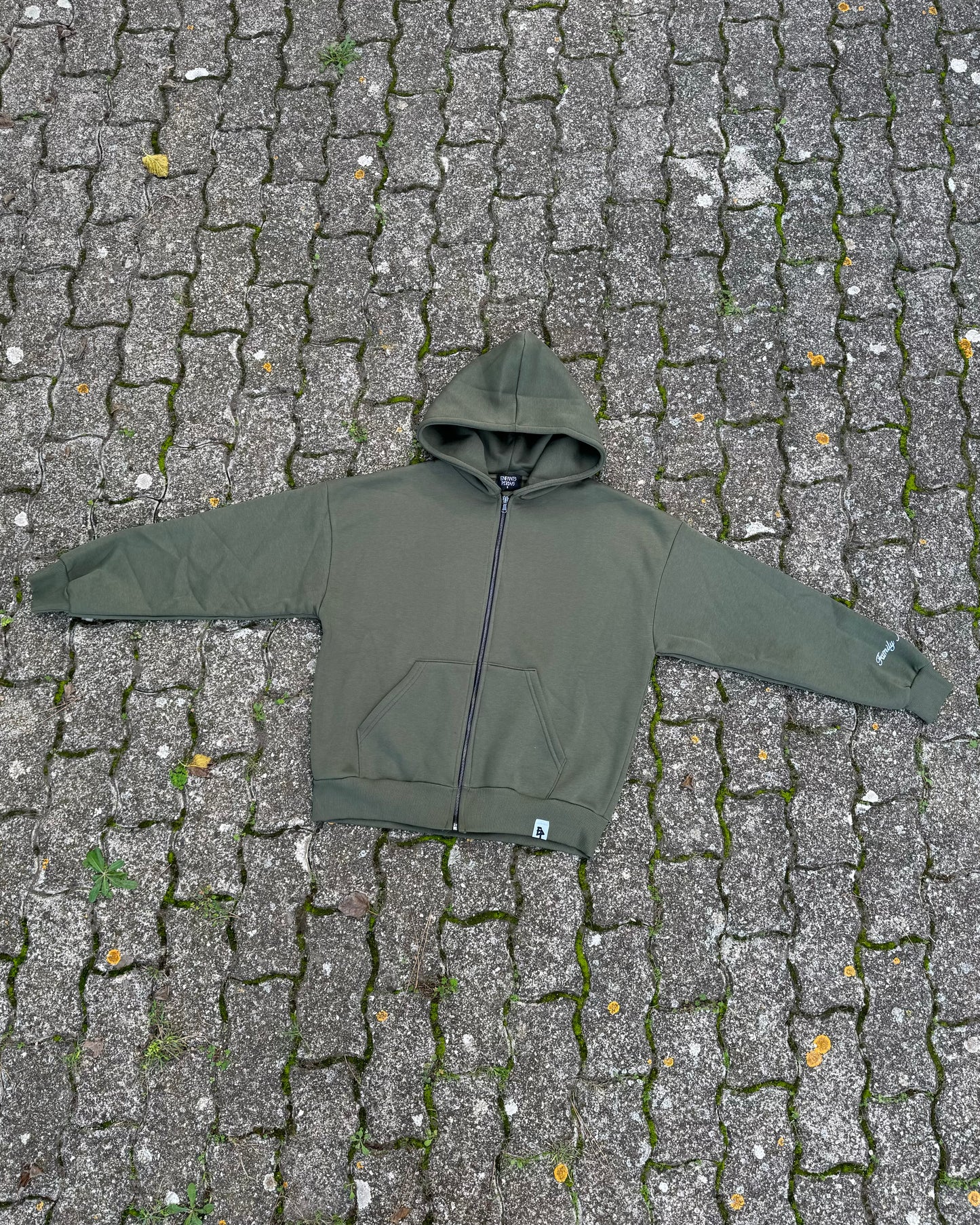 Zip-Hoodie “Family Above All” - Verde bosco