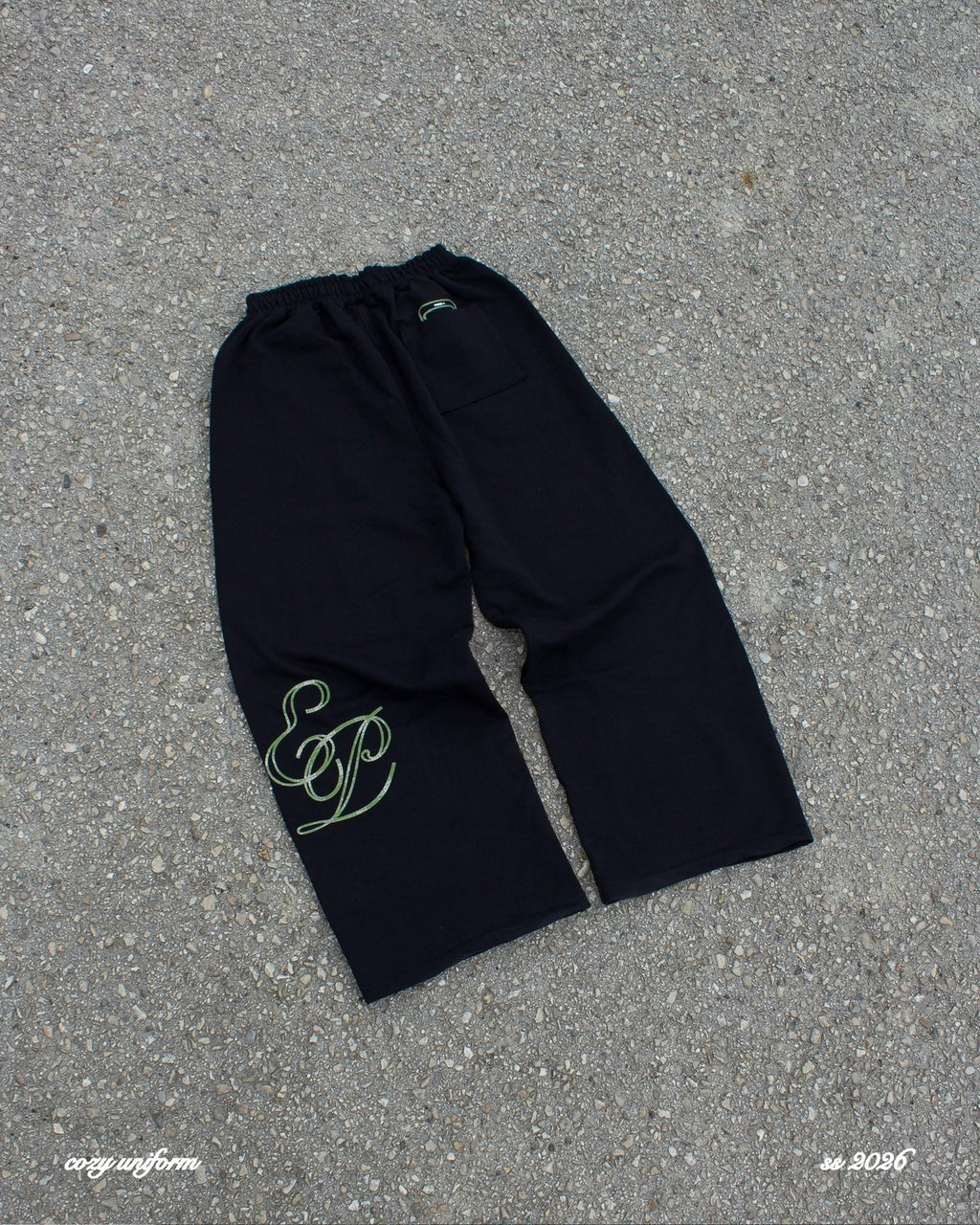 Tracksuit “cozy uniform” - Nero e tartan verde oliva