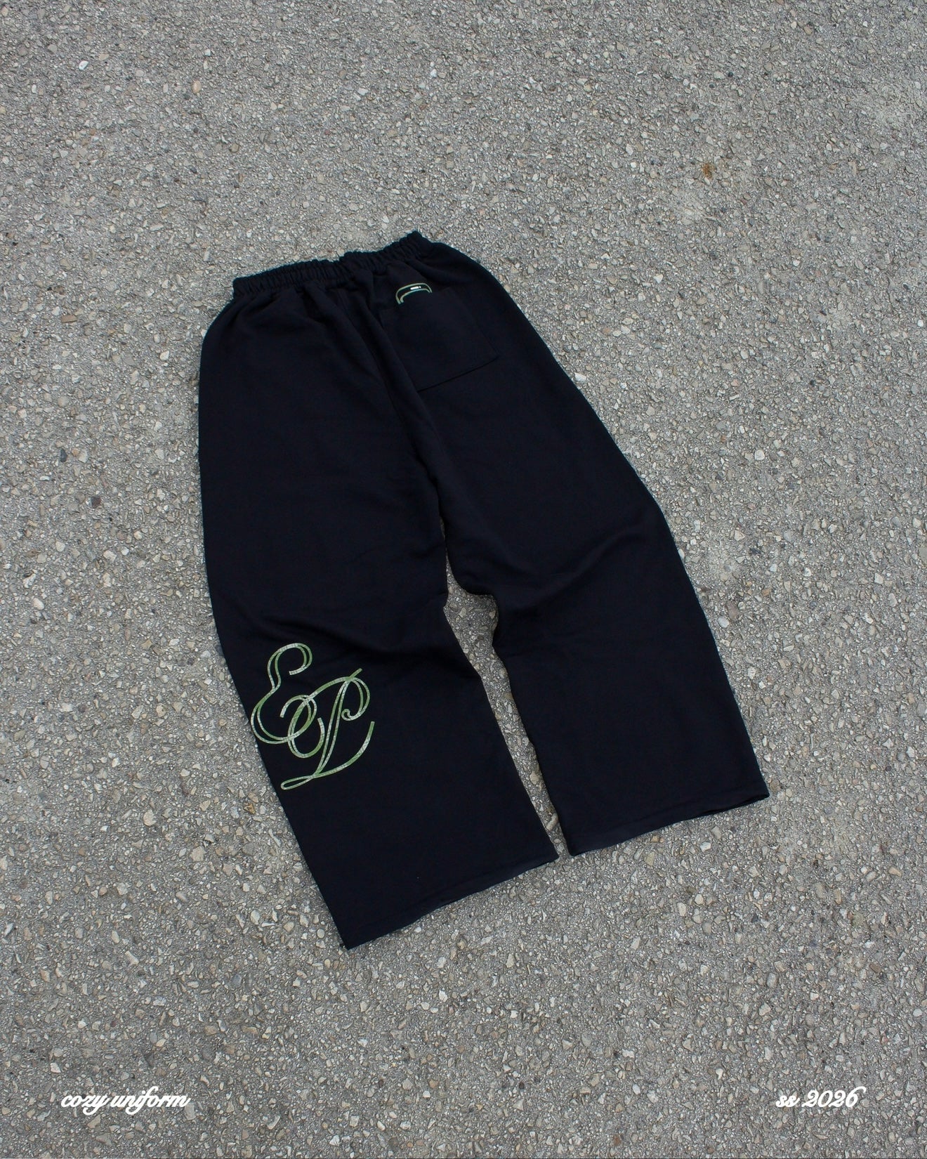 Tracksuit “cozy uniform” - Nero e tartan verde oliva