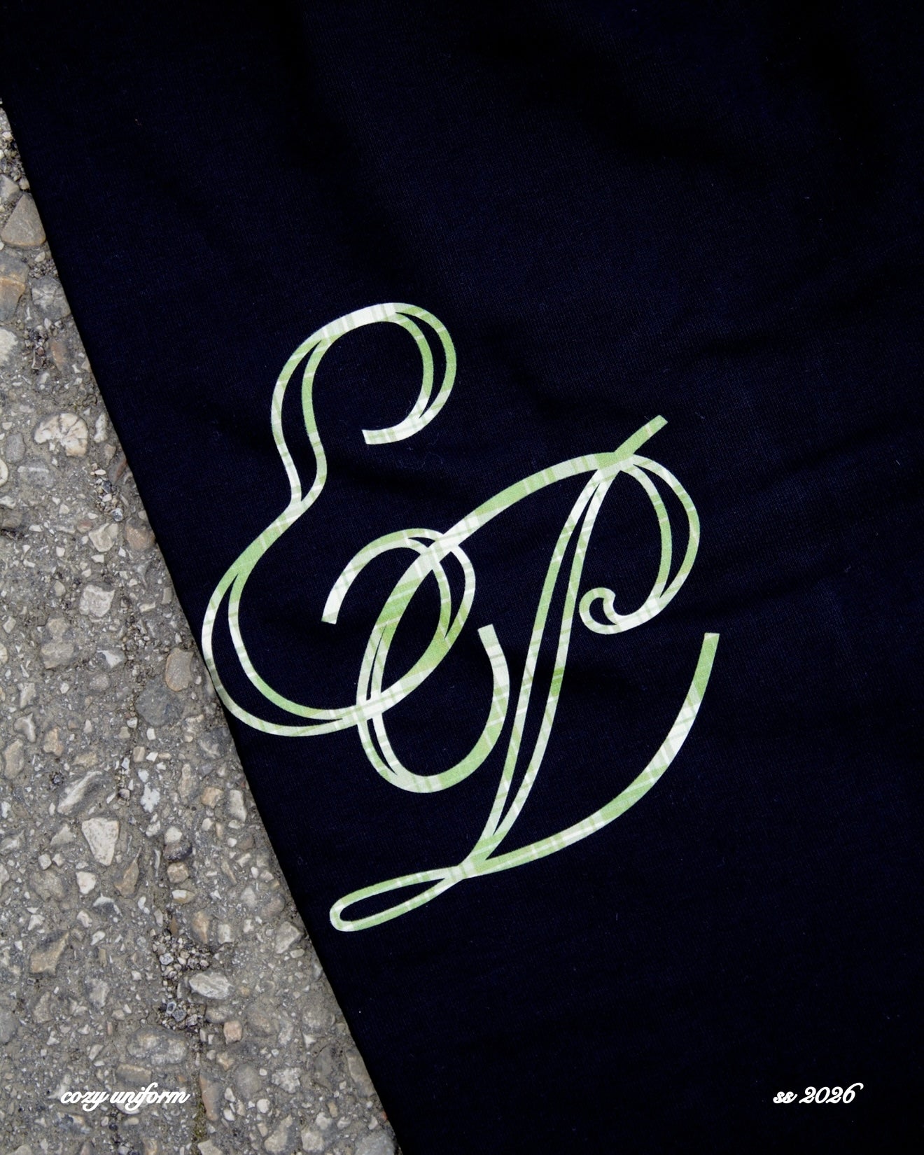 Tracksuit “cozy uniform” - Nero e tartan verde oliva