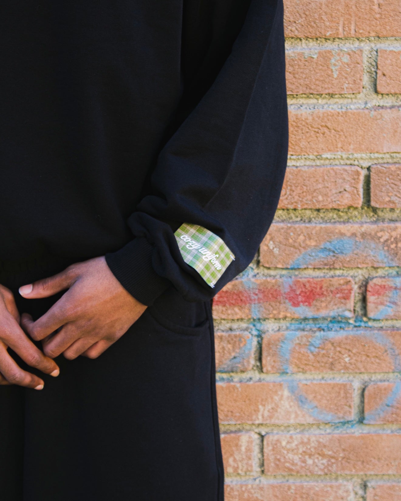 Tracksuit “cozy uniform” - Nero e tartan verde oliva