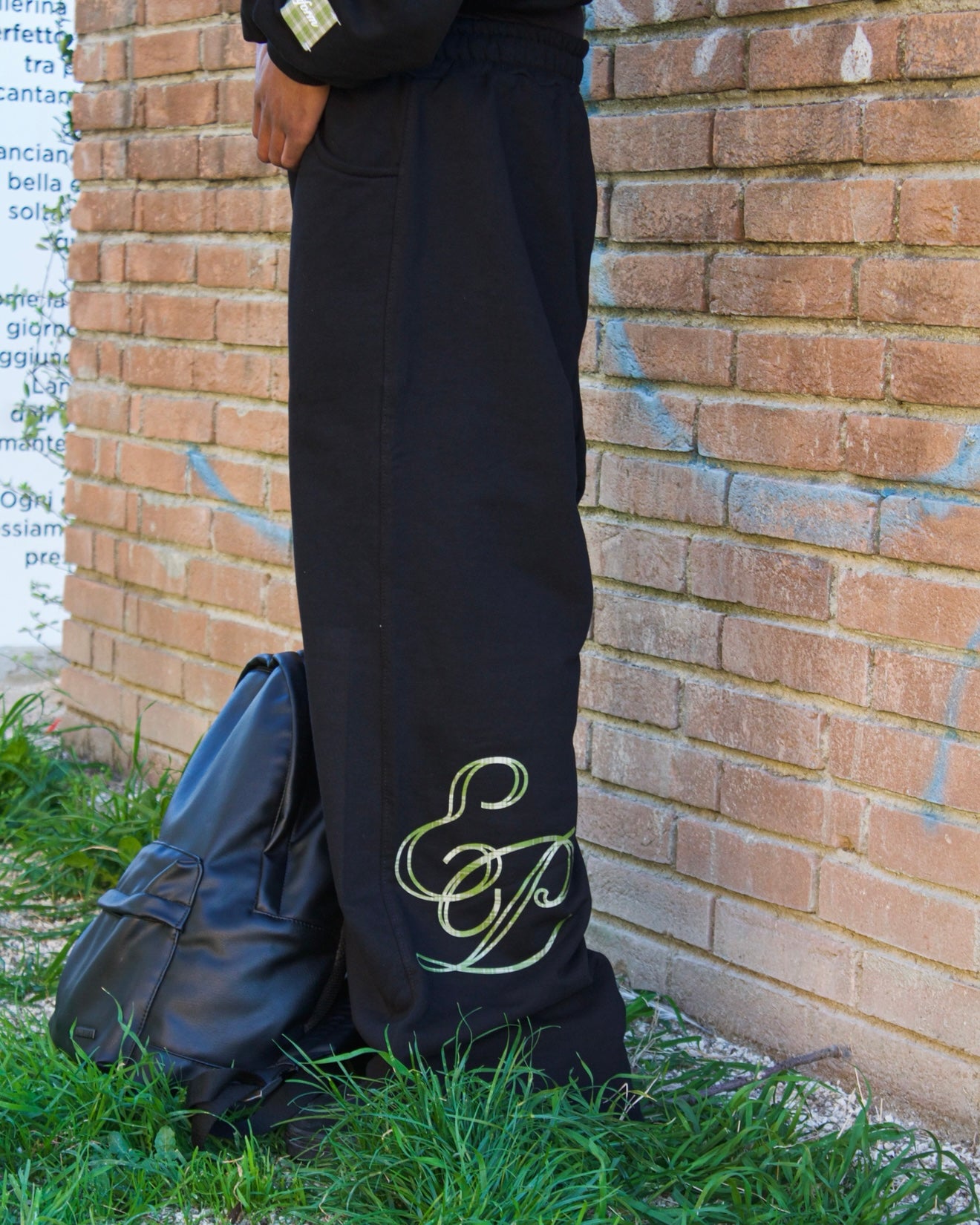 Tracksuit “cozy uniform” - Nero e tartan verde oliva